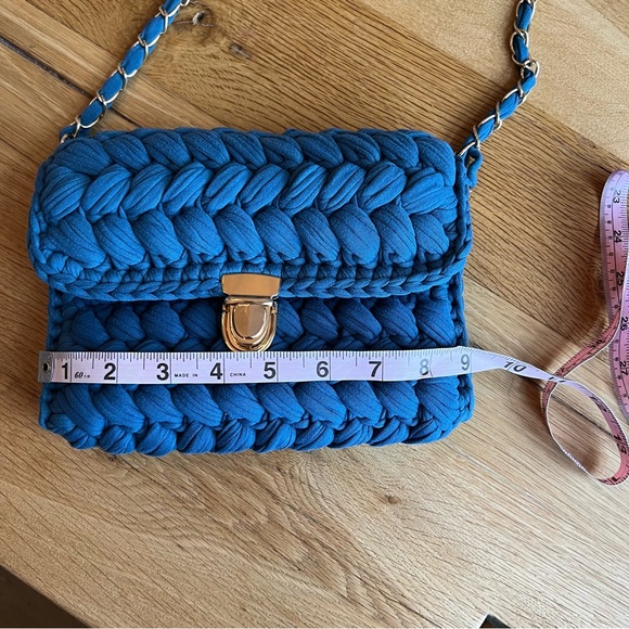 NEW Handmade Crochet Crossbody Handbag with Gold Chain - Picture 8 of 8